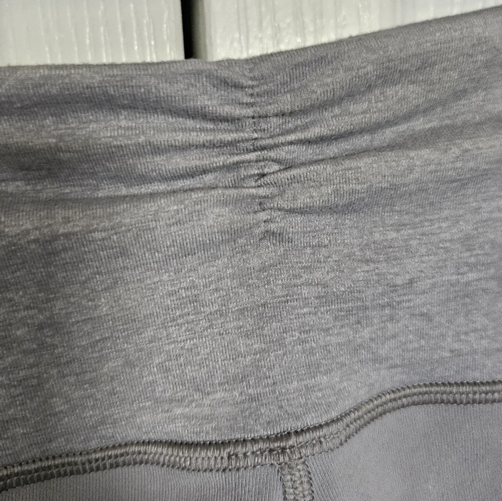 Lululemon athletica Gray Activewear Womens Crooped Yoga Workout Pant Size 4.